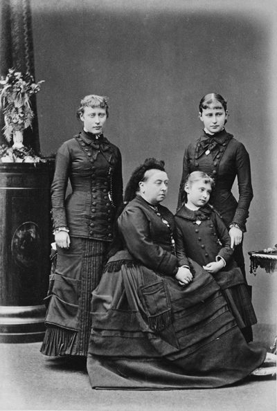 6. 1879 г. Королева Виктория с внучками 1879.jpg